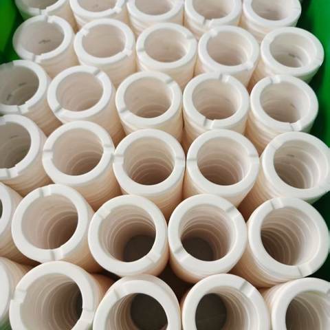 Anelli in ceramica bianca disposti in lotti